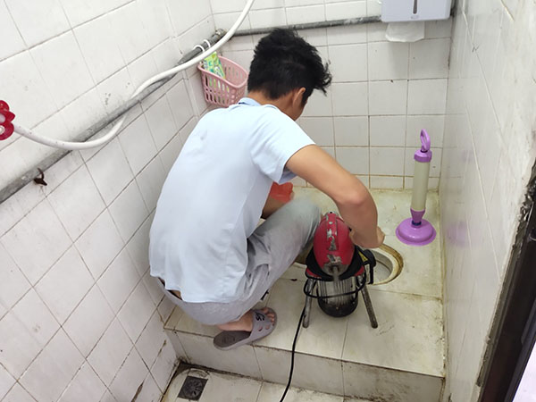 麻洋镇管道堵塞冒臭气 专业师傅现场解决问题