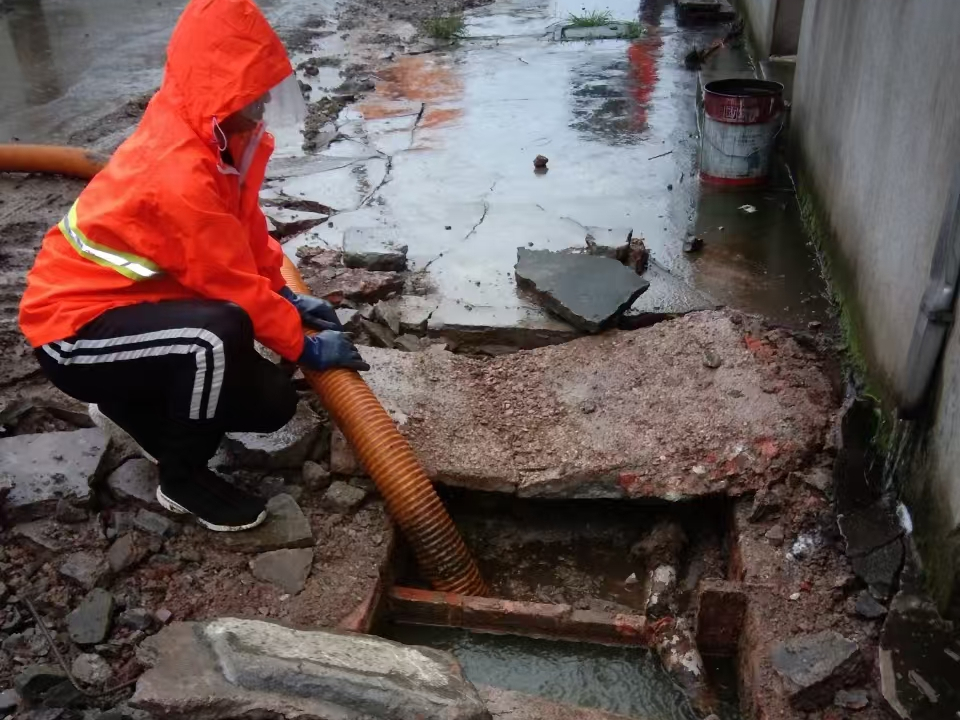 麻洋镇专业清理污水池 炜誉市政以规范流程守护城市 “肠道”